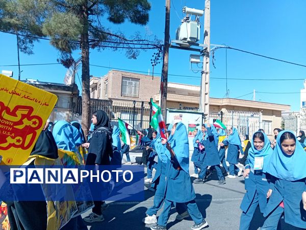 حضور پرشور دانش آموزان در راهپیمایی ۱۳ آبان ماه 