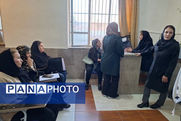 دیدار اولیا و معلمان در جهت بررسی وضعیت تحصیلی دانش‌آموزان 