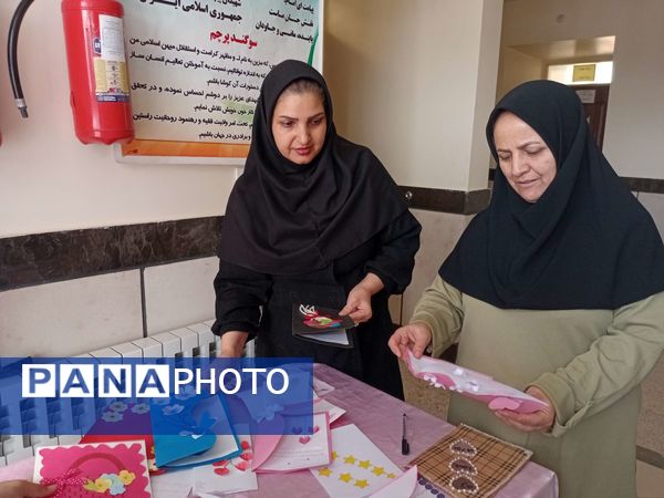 ساخت کارت پستال در هفته سلامت‌روان توسط دانش‌آموزان مدرسه مادرمهربان خلیل‌آباد