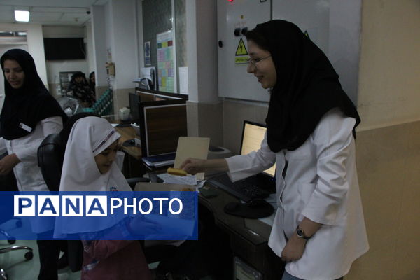 تقدیر دانشآموزان دبستان دخترانه صادقیان یزد از مادر پرستار