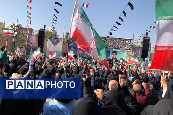 اجتماع عظیم دانش آموزان ناحیه دو شهرری به مناسبت یوم الله ۱۳ آبان در میدان نماز