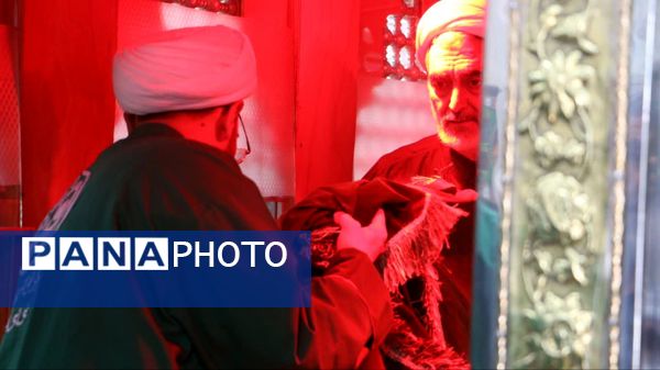 آیین غباروبی و عطرافشانی ضریح مطهر آستان مقدس امامزاده بی‌بی سکینه
