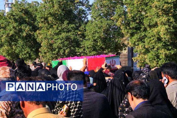 تشییع پیکر شهید گمنام در قلعه‌گنج همراه با حضور گسترده مردم