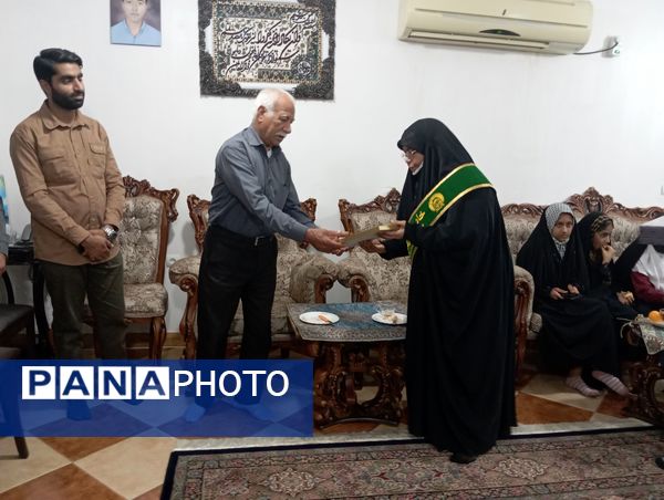 تجلیل دانش‌آموزان بندرعباسی از خانواده شهید در آستانه میلاد حضرت زهرا(س)