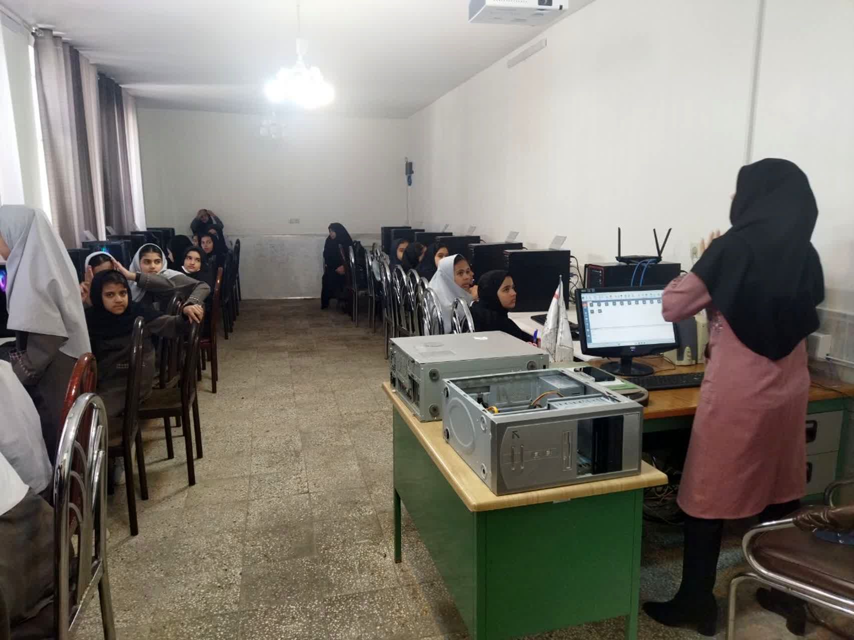 بازدید دانشآموزان کلاس ششم دبستان شهید نجفی فدافن از پژوهشسرای کار و فناوری
