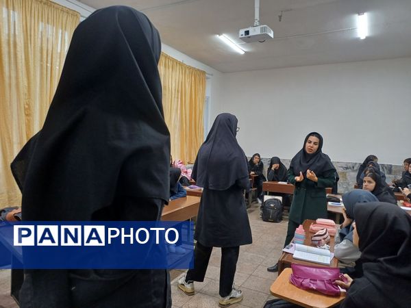 کارگاه آموزشی مشاوره در دبیرستان مطهره ناحیه ۶ مشهد