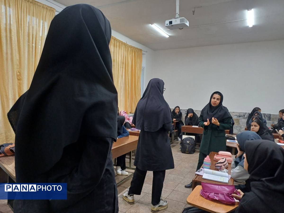 کارگاه آموزشی مشاوره در دبیرستان مطهره ناحیه ۶ مشهد