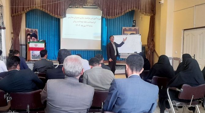برگزاری کارگاه آموزشی با محوریت پیشگیری از آسیب‌های اجتماعی در شهرستان خانمیرزا