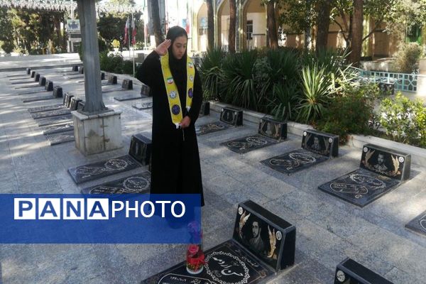 حضورپیشتازان دبیرستان شهید مجید دهنوی درگلزار شهدای بهشت فضل نیشابور