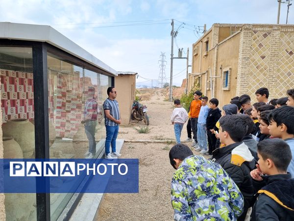 بازدید دانش‌آموزان دبیرستان نمونه دولتی پژوهش آشخانه از محوطه تاریخی ریوی