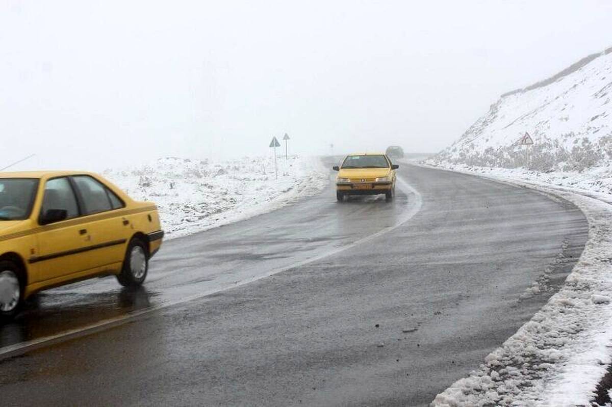 بارش برف و باران در ۱۰ محور مواصلاتی