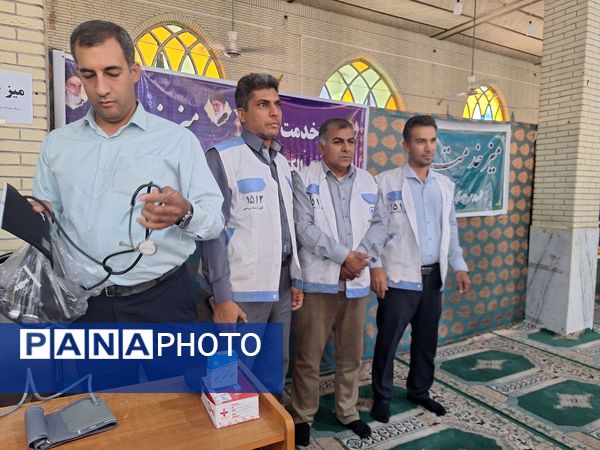 برپایی میز خدمت ادارات شهرستان حاجی آباد در نماز جمعه به‌مناسبت هفته دولت