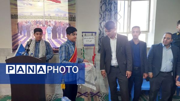 مراسم هفته گرامیداشت پدافند غیرعامل در دبیرستان دور اول صدرا مهریز