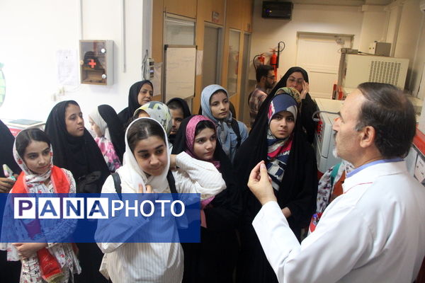 بازدید دانش آموزان مدرسه پیشتازان از مرکز انتقال خون استان یزد