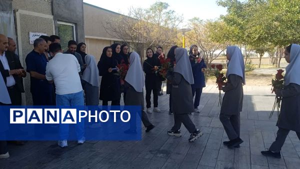 قدردانی پیشتازان دبستان شهید نجفی فدافن از پرستاران بیمارستان حضرت ابوالفضل