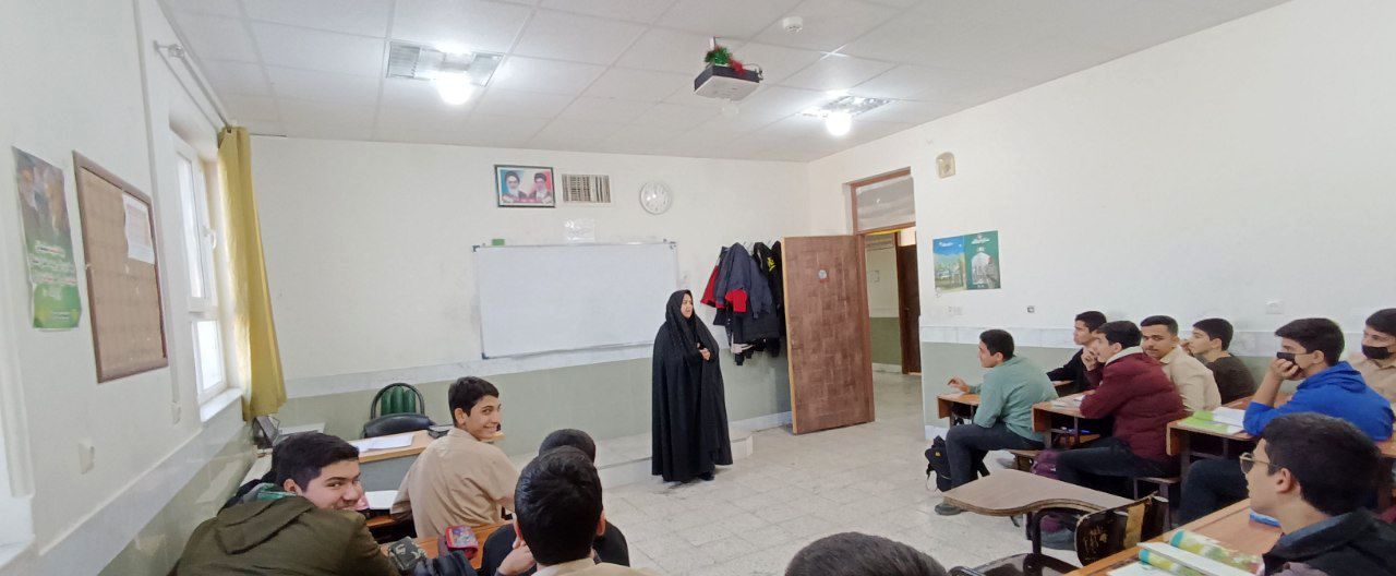 بازدید رئیس کارگروه آموزش متوسطه اداره آموزش و پرورش کاشمر‌ از دبیرستان میثاق