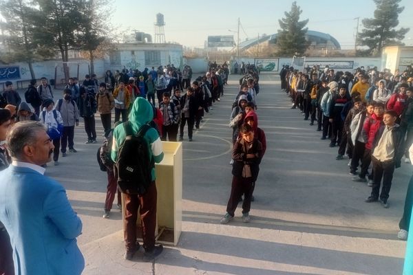 صبحگاه دبیرستان علامه طباطبایی