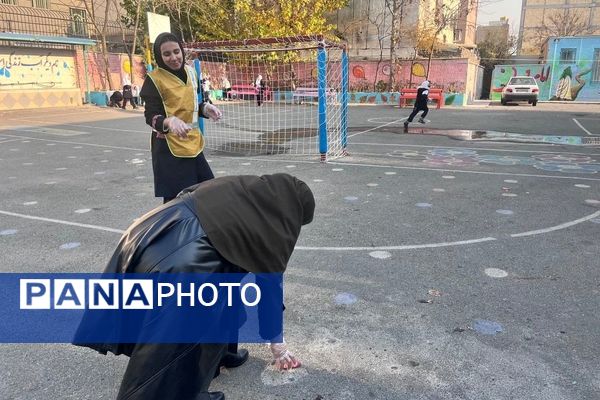 پاکسازی حیاط مدرسه و جمع‌آوری زباله‌ها توسط مدیر و معاونان و مربی و دانش‌آموزان