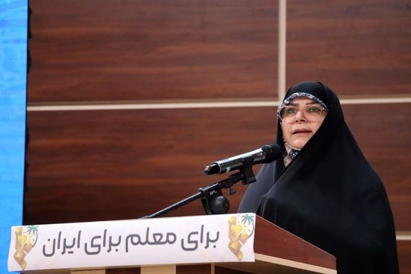 معلمان چراغ راهنمای زندگی هستند