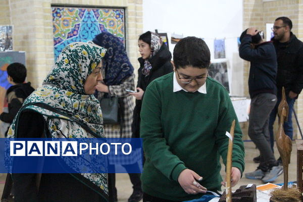 نمایشگاه آثار هنری دانش‌آموزان ناحیه یک شهر یزد 