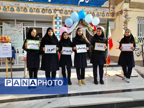 اجتماع مادران و دختران در ورزش صبحگاهی دبیرستان شاهد هاجر