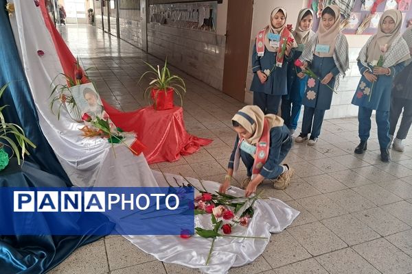 دانش‌آموزان مدرسه سمیه به استقبال دهه فجر رفتند