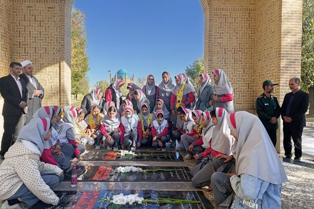 غبار روبی مزار شهدای گمنام شهرستان سلطانیه 