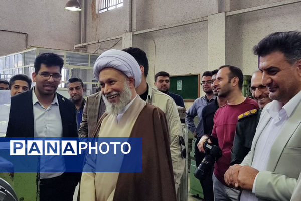 بازدید نماینده ولی فقیه استان فارس از هنرستان طالقانی در آستانه هفته بسیج