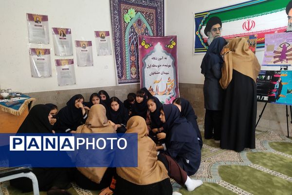 برپایی نمایشگاه «دختران نجابت» در دبیرستان شهیدان مشتاقیان ناحیه ۳ شیراز