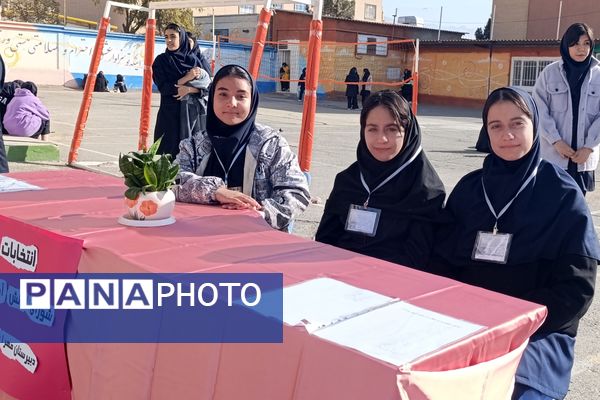 انتخابات شورای دانش آموزی در دبیرستان مهر نیشابور