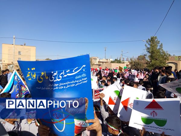 قدم‌های کوچک، ایمان‌های بزرگ؛ حضور باشکوه دانش‌آموزان دبستان برادران ابراهیمی‌نیا در ۱۳ آبان