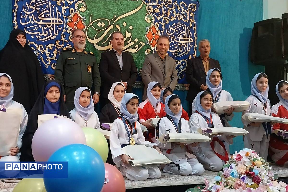 مراسم تقدیر از حافظان قرآن دبستان شهید مجید مجیدی به مناسبت ولادت حضرت زینب (س) در ناحیه دو شهرری
