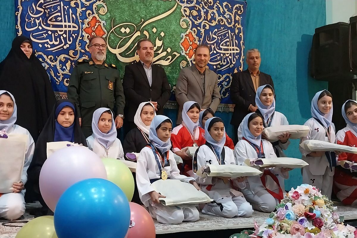 مراسم تقدیر از حافظان قرآن دبستان شهید مجید مجیدی به مناسبت ولادت حضرت زینب (س) در ناحیه دو شهرری 