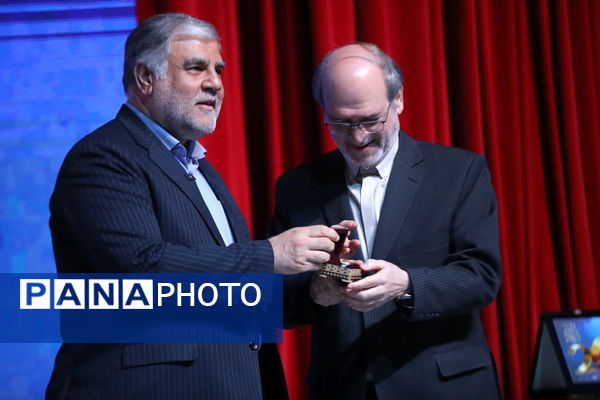 آیین تقدیر از برگزیدگان بیست و ششمین جشنواره تئاتر استان قم