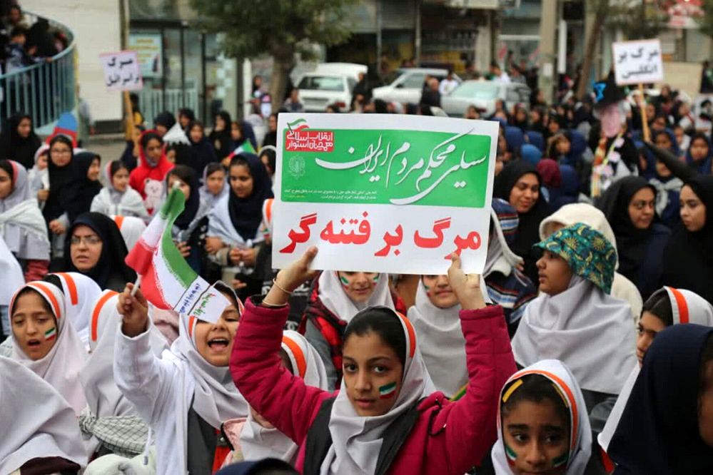حضور پرشور دانش‌آموزان فشافویه در راهپیمایی ۱۳ آبان