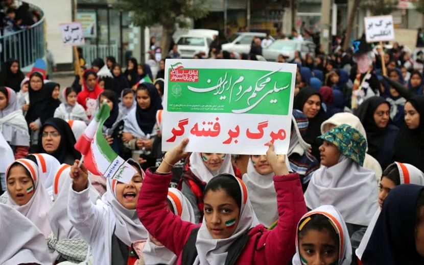 حضور پرشور دانش‌آموزان فشافویه در راهپیمایی ۱۳ آبان