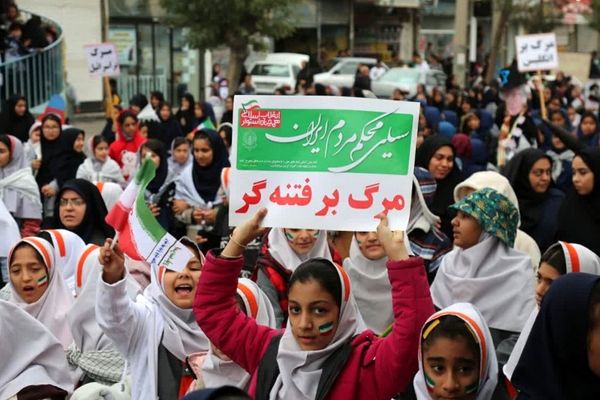 حضور پرشور دانش‌آموزان فشافویه در راهپیمایی ۱۳ آبان