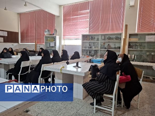 بازدید از پژوهش سرا و آزمایشگاه مرکزی رازی ناحیه ۲ در هفته مشاغل 
