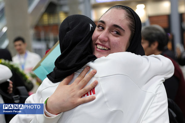 بازگشت طلایی‌پوشان بلندقامت دانش‌آموز ایران با کاپ قهرمانی
