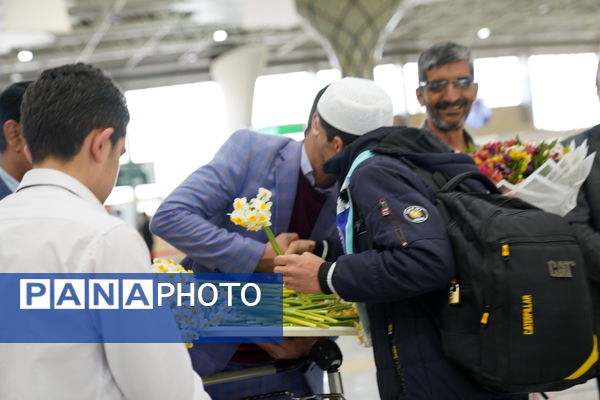 بازگشت دانش‌آموزان اعزامی به سفر عمره مفرده و استقبال خانواده ها در  فرودگاه بین المللی شهید بهشتی اصفهان 