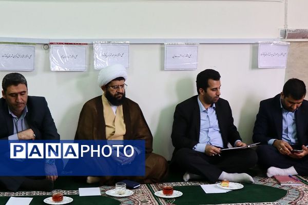 میز خدمت ویژه فرهنگیان در شهرستان پاکدشت به‌مناسبت گرامیداشت هفته معلم 