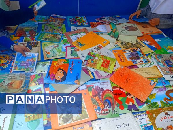 نمایشگاه کتاب به مناسبت هفته کتاب و کتابخوانی در دبستان کبری سرشته
