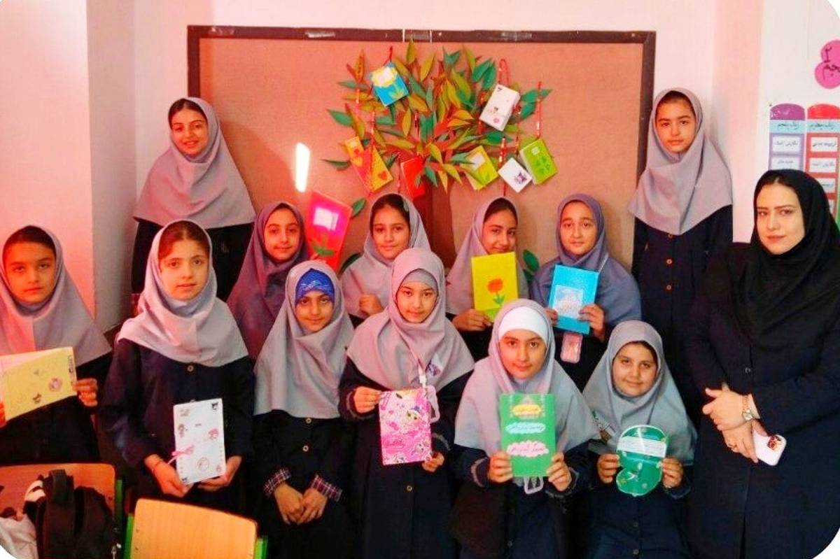 آموزگاری که «درخت آفرینش‌های ادبی» را در کلاس کاشت