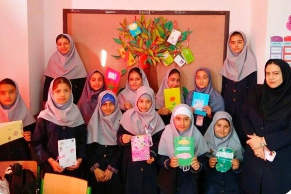 آموزگاری که «درخت آفرینش‌های ادبی» را در کلاس کاشت