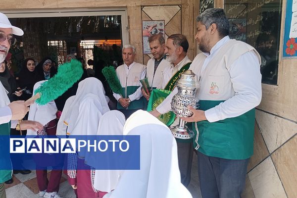مراسم  پرچم گردانی  بارگاه حضرت علی بن موسی‌الرضا (ع) در مدرسه باهنر ملارد به مناسبت دهه کرامت