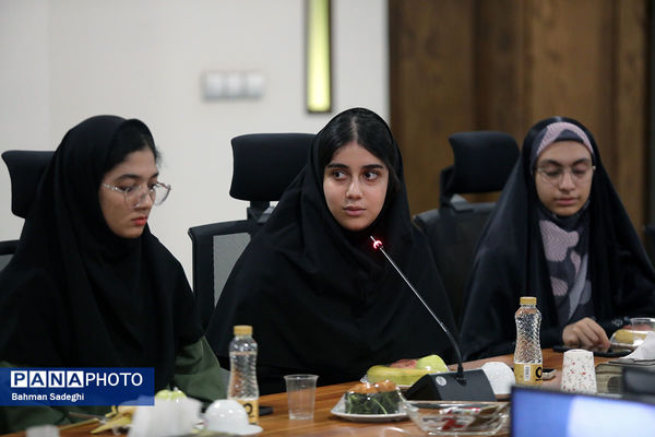 نشست صمیمی وزیر آموزش و پرورش با مدال آوران المپیادهای جهانی