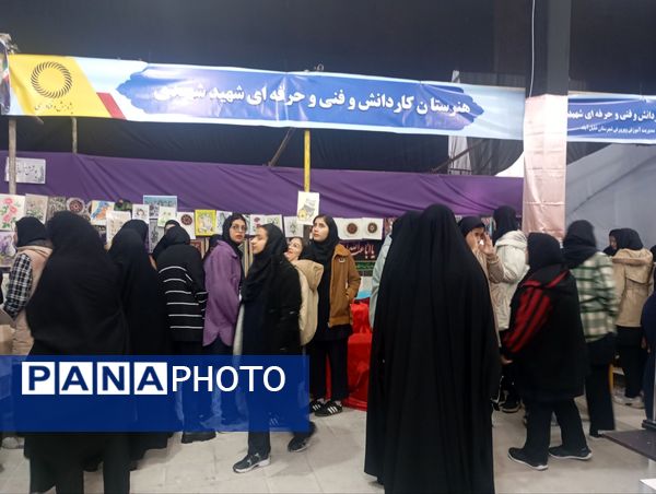 بازدید دانش آموزان هنرستان شهیدشهیدی از نمایشگاه پژوهش و فناوری در خلیل آباد 