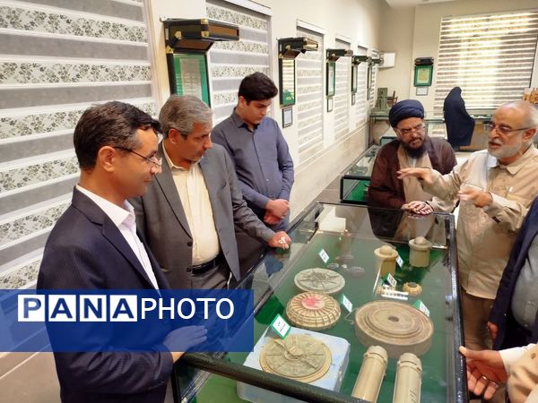 بازدید فرماندار کاشمر از موزه دفاع مقدس در زیارتگاه شهید مدرس(ره)