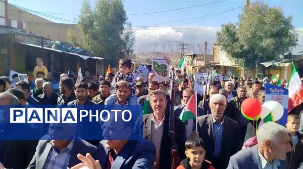 مشت‌های درهم گره خورده دانش‌آموزان کهگیلویه و بویراحمد در راهپیمایی ۲۲ بهمن