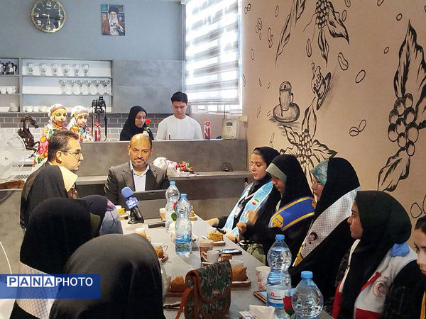 افتتاح «کافه گفت‌وگوی دخترونه» بجنورد